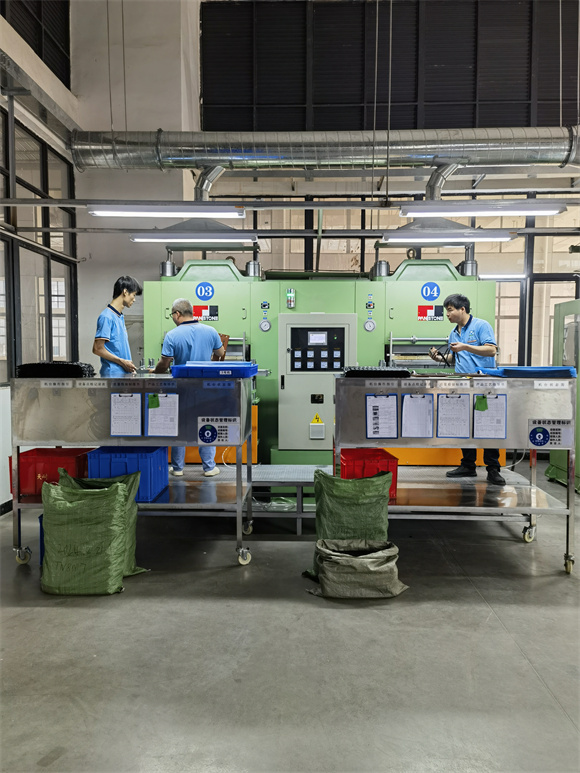 生產(chǎn)設(shè)備：磐石350T真空硫化成型機(jī)