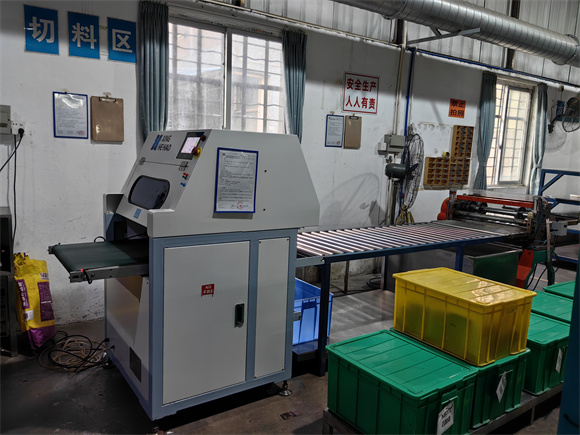 生產(chǎn)設(shè)備：自動(dòng)切料機(jī)