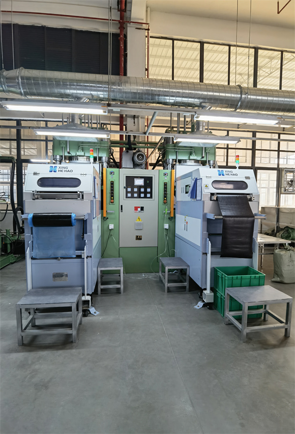 生產(chǎn)設(shè)備：自動(dòng)投料硫化成型機(jī)