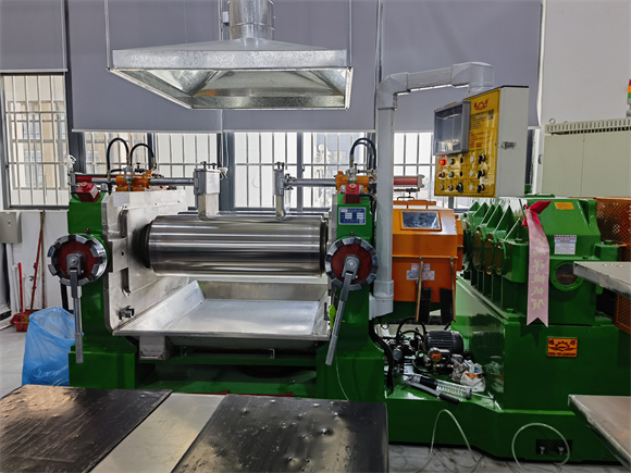 生產(chǎn)設(shè)備：開煉機(jī)